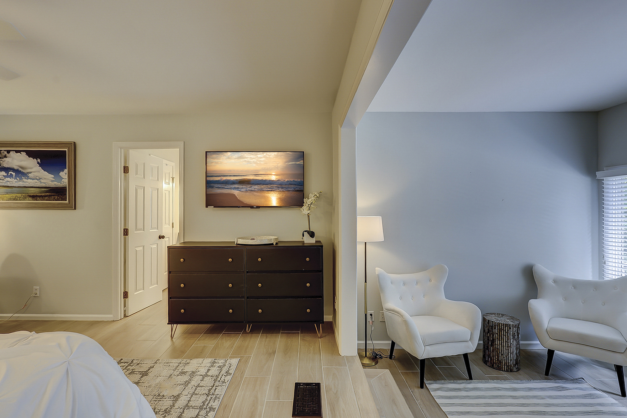 1st Floor King Suite Sitting Area