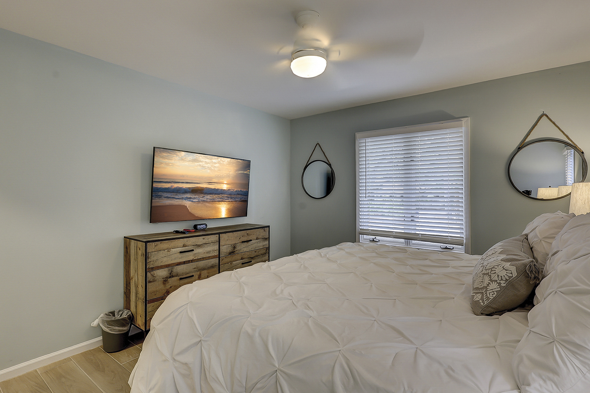 1st Floor King Bedroom