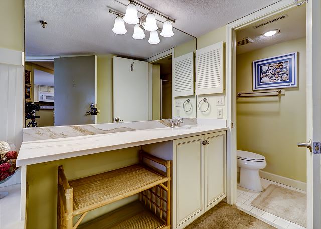 Guest Suite Full Bathroom