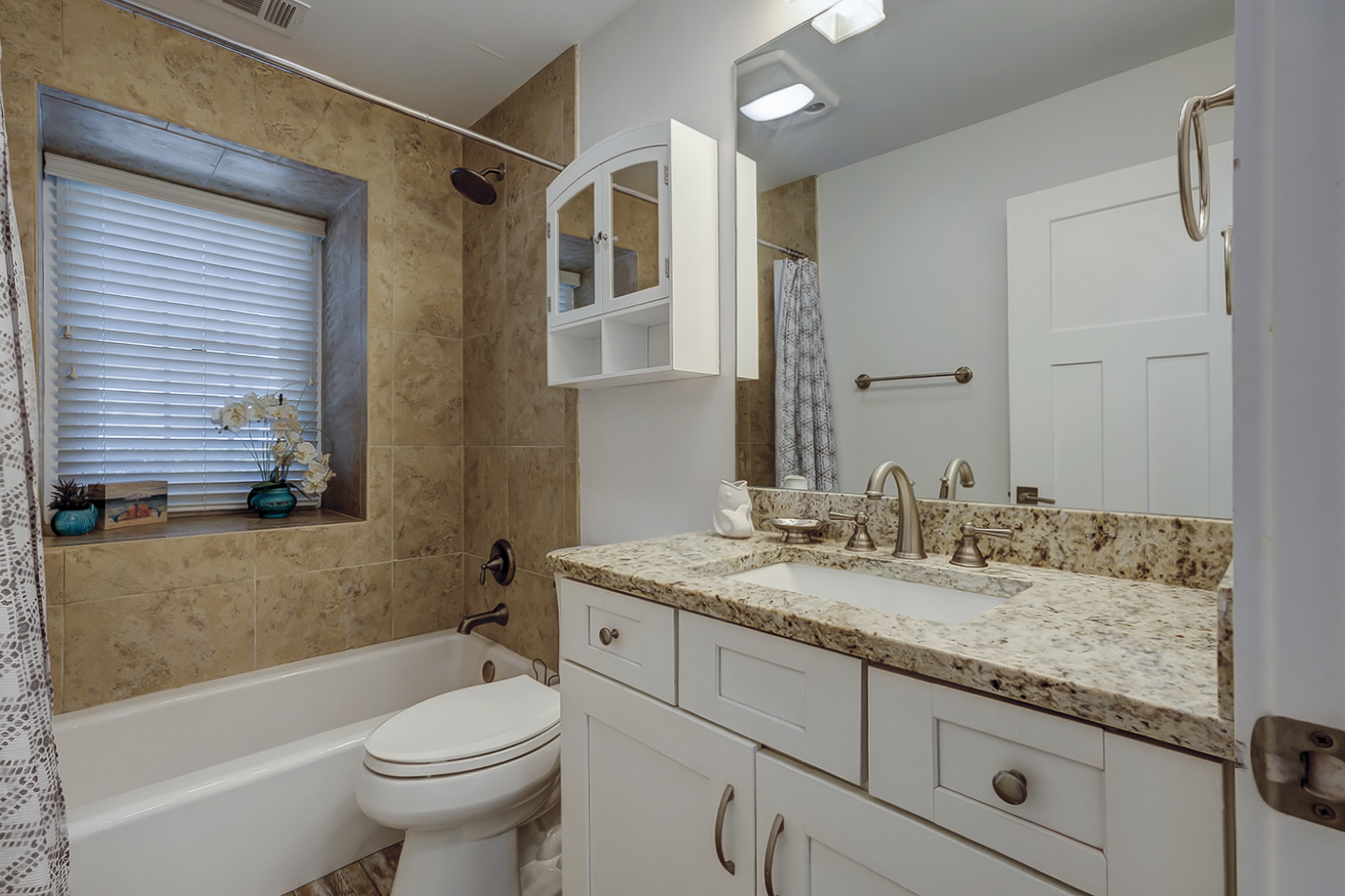 Hall Guest Full Bathroom