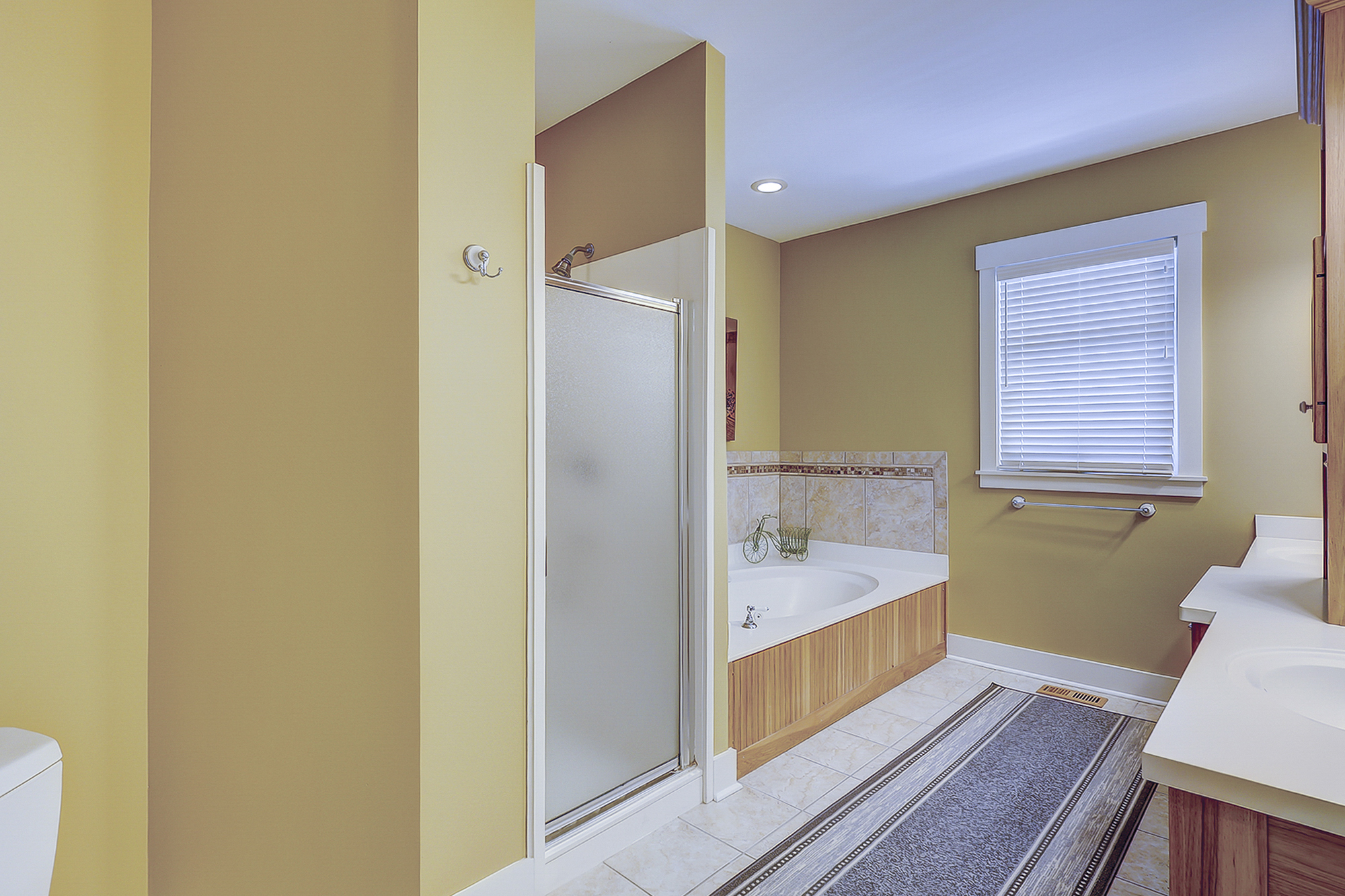 Main Floor King Suite Full Bathroom