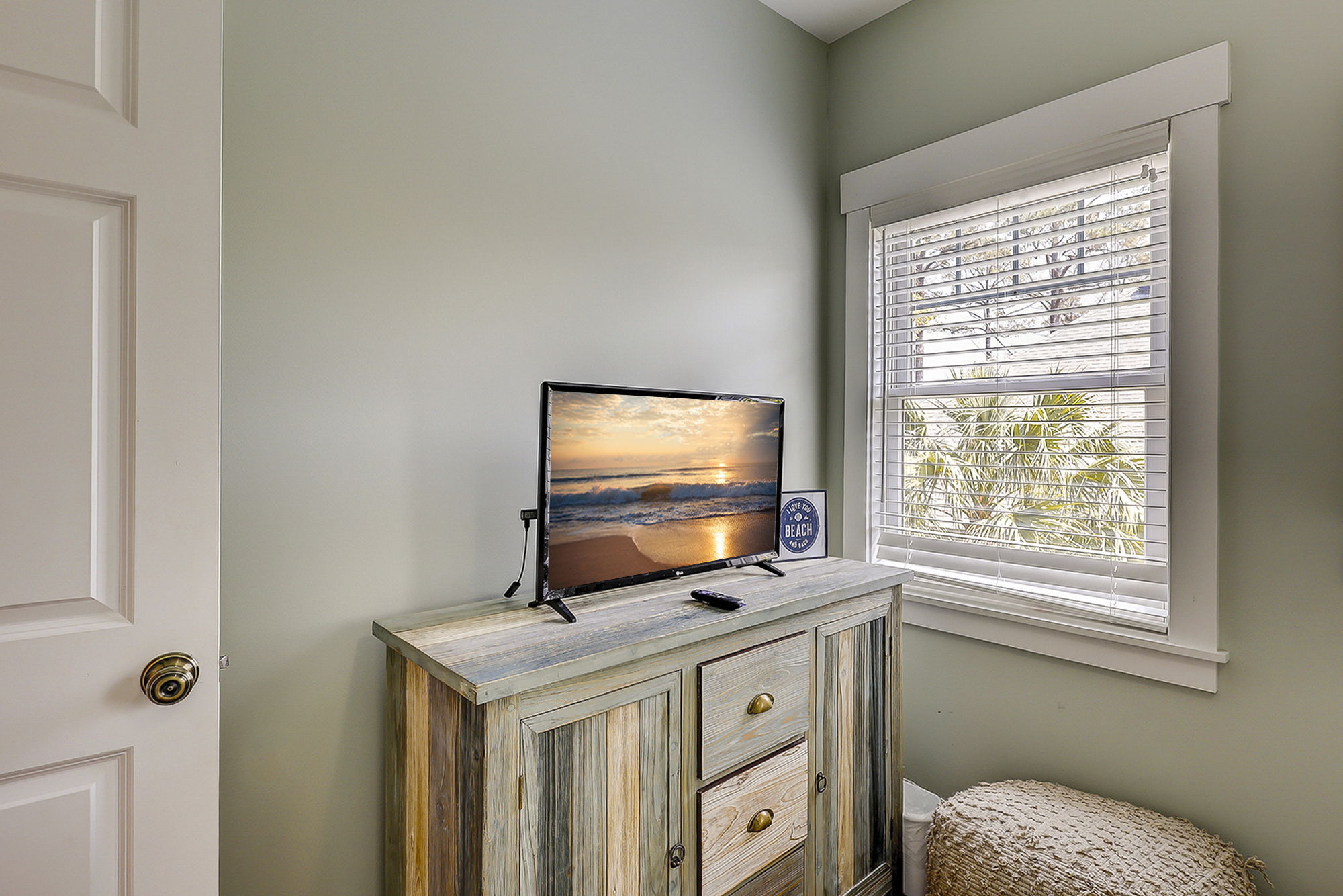 2nd Floor Queen Bedroom