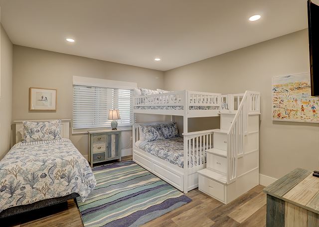Guest Bedroom - 1 Twin, 1 Set of Bunks (Full over Full) with a t
