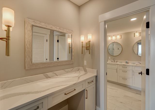 King Suite Full Bathroom