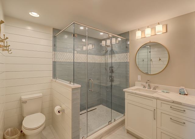 King Suite Full Bathroom