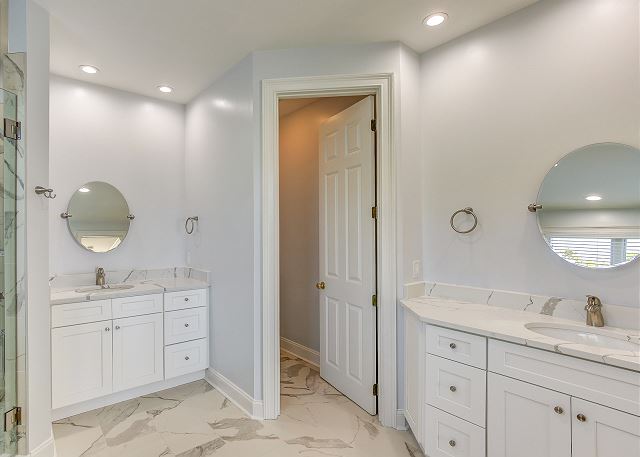 King Suite Full Bathroom