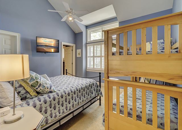 Guest Suite - 1 Queen and 2 Twin Bunks - Sleeps 4