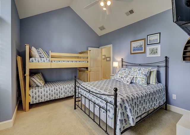 Guest Suite - 1 Queen and 2 Twin Bunks - Sleeps 4