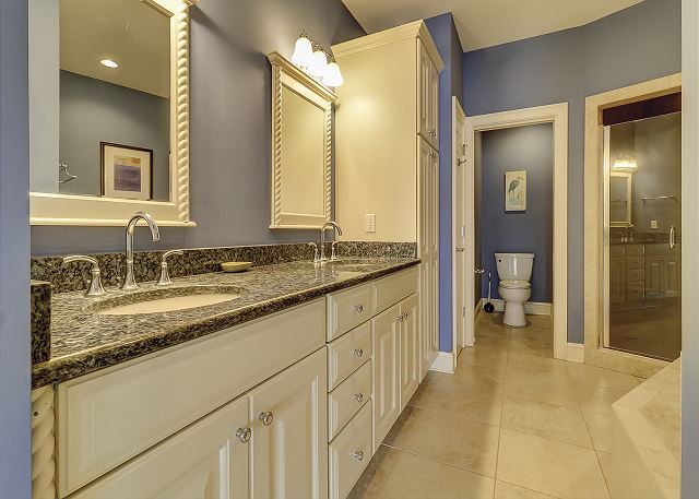 King Suite Full Bathroom