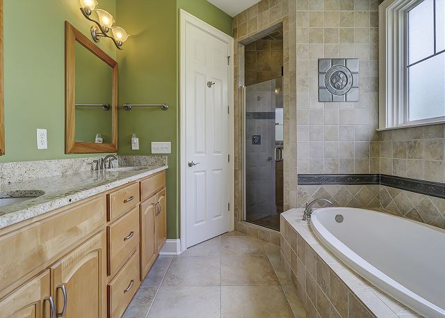 1st Floor King Suite Full Bathroom