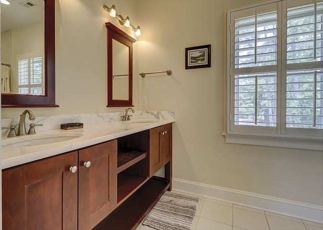 King Suite Full Bathroom