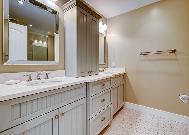 1st Floor King Suite Full Bathroom