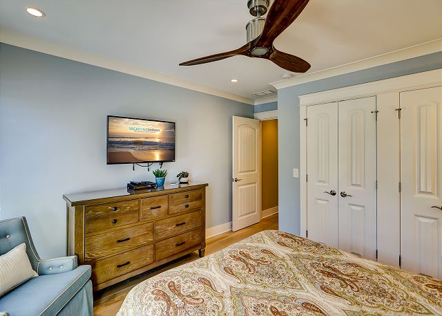 1st Floor Queen Bedroom
