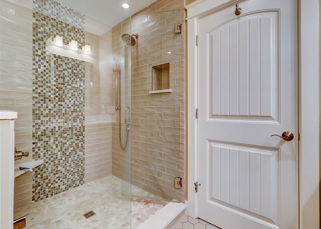 1st Floor King Suite Full Bathroom