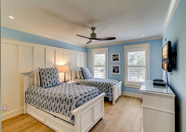 2nd Floor Guest Bedroom - 2 Twins
