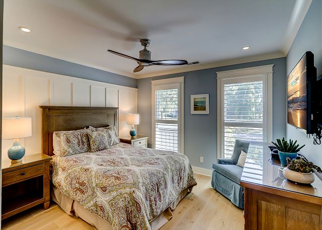 1st Floor Queen Bedroom