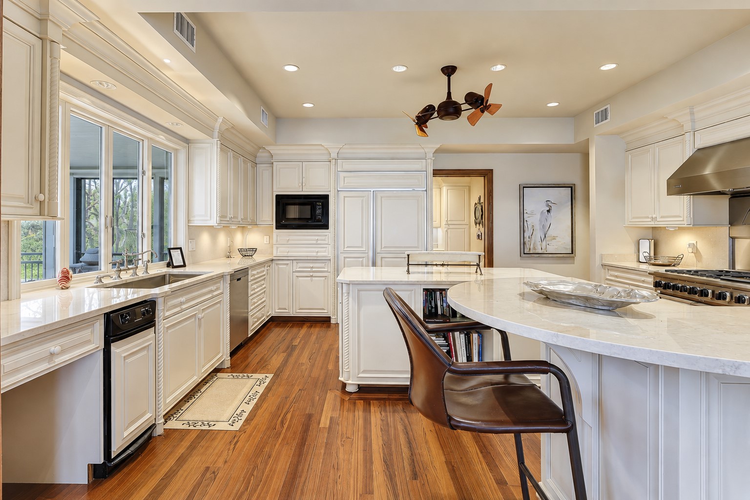 47 South Beach Lagoon - Breakfast Bar - Seats 4
