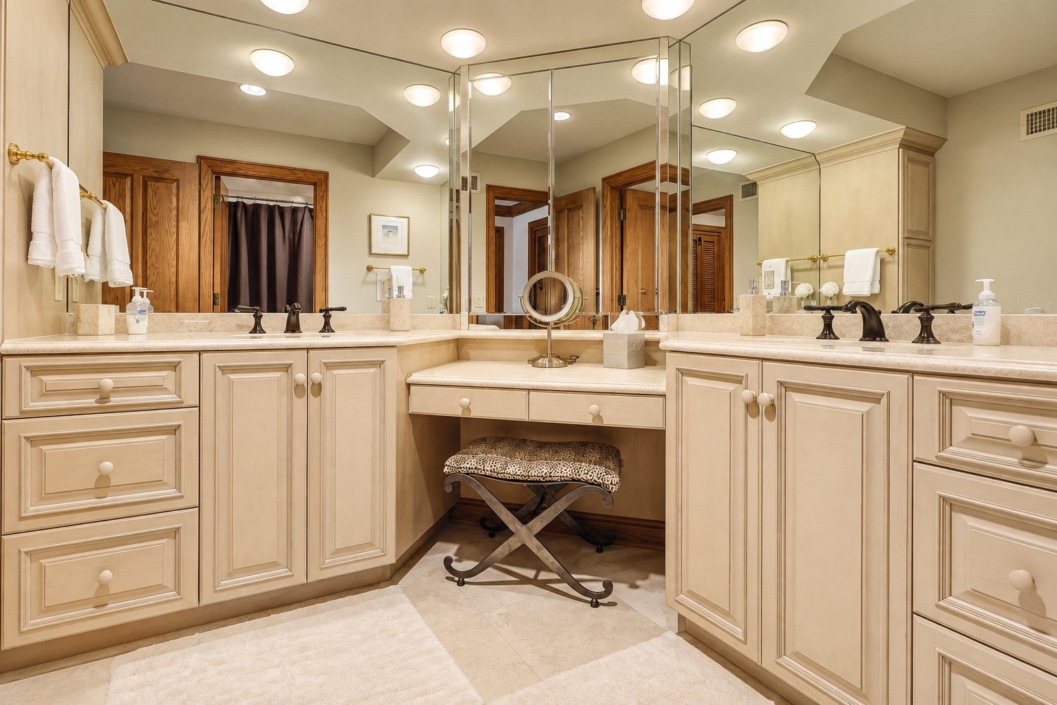 47 South Beach Lagoon - 1st Floor - King Suite Full Bathroom