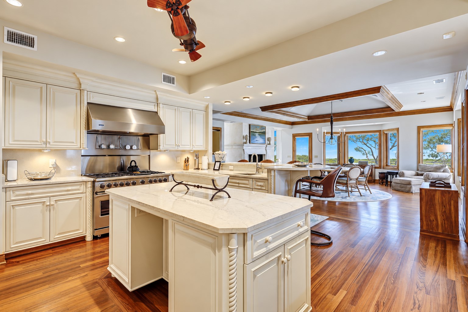 47 South Beach Lagoon - Kitchen & Dining Area