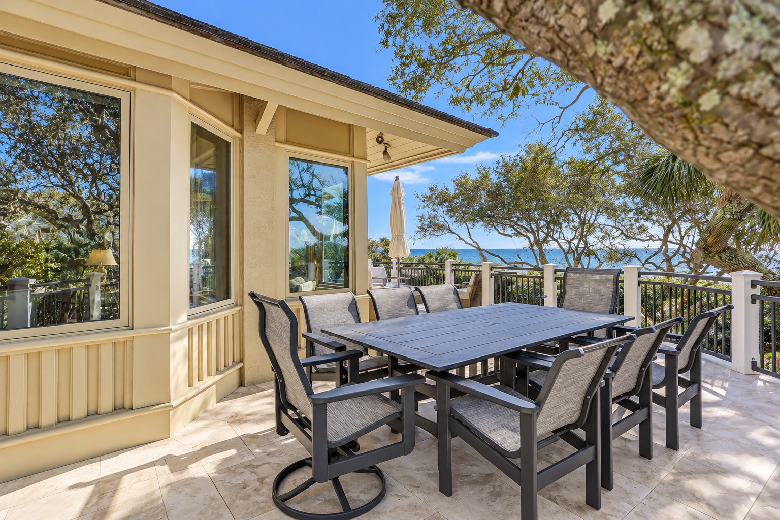 47 South Beach Lagoon - Outdoor Dining Area