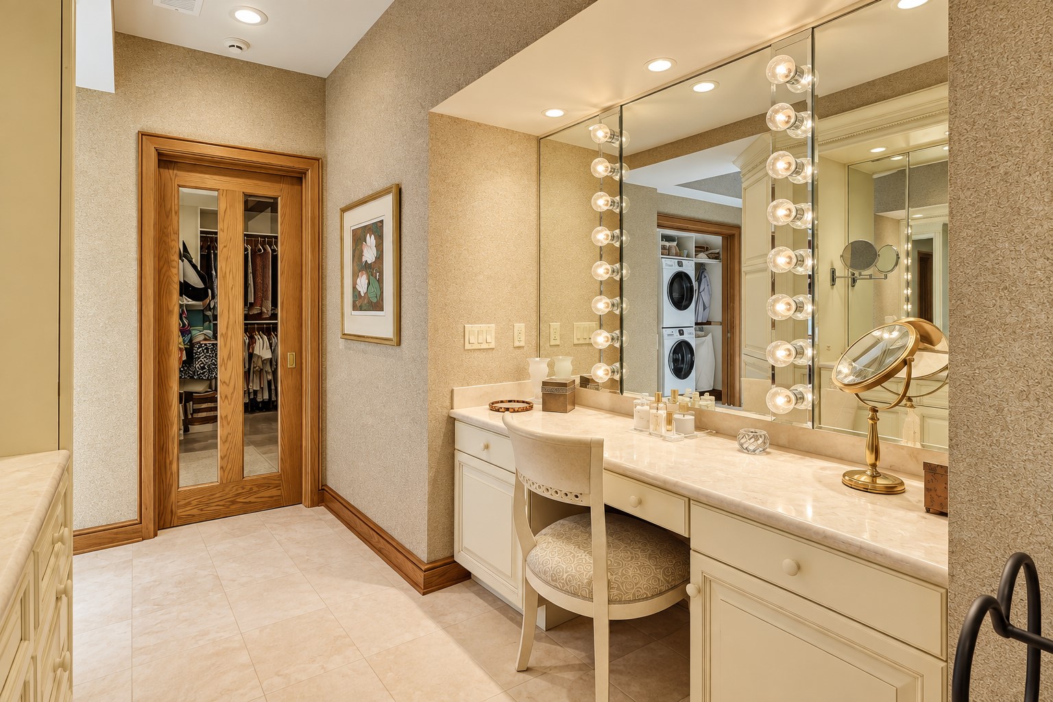 47 South Beach Lagoon - King Suite Dressing Area and Private Lau