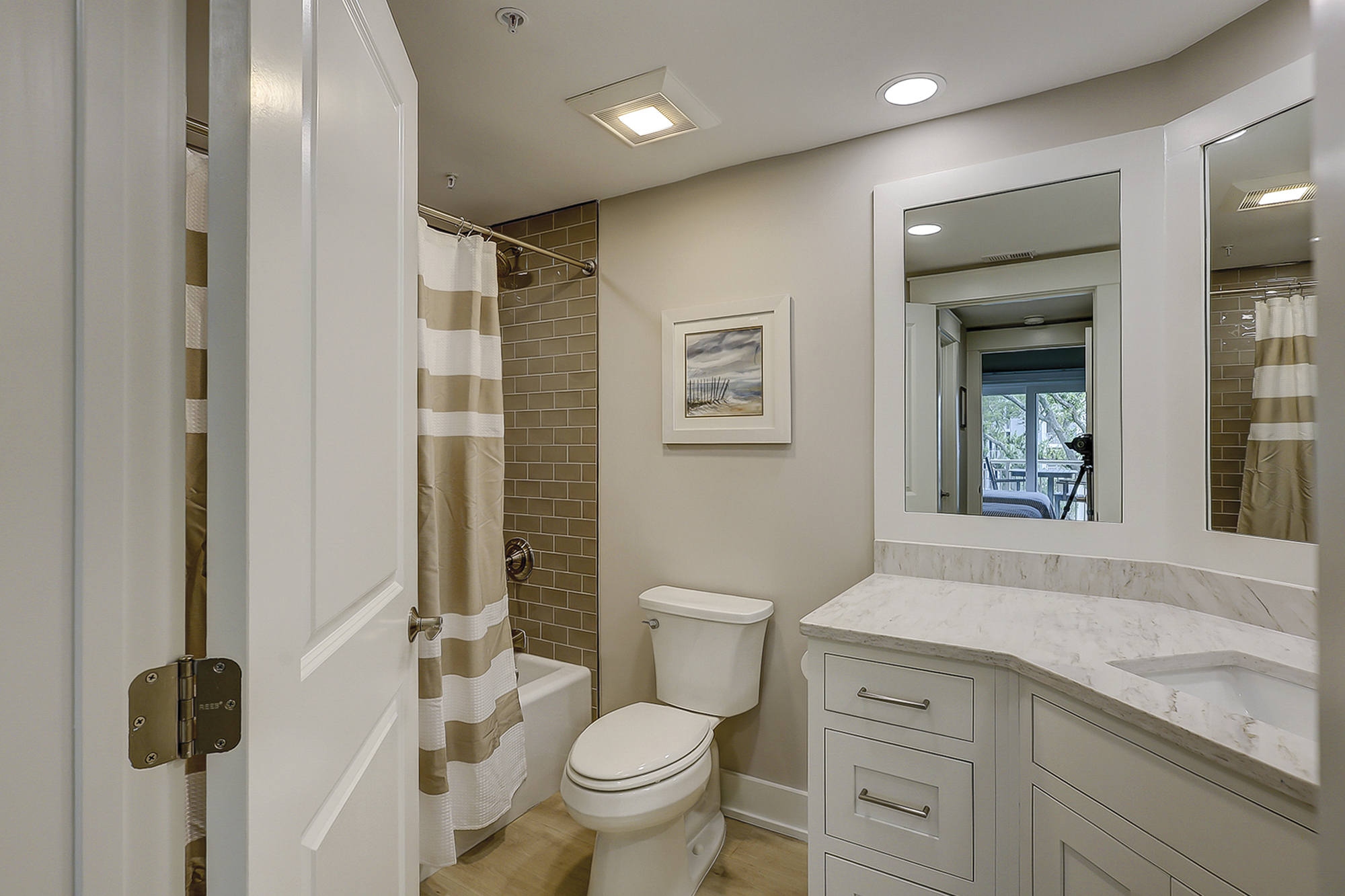 Guest Suite Full Bathroom