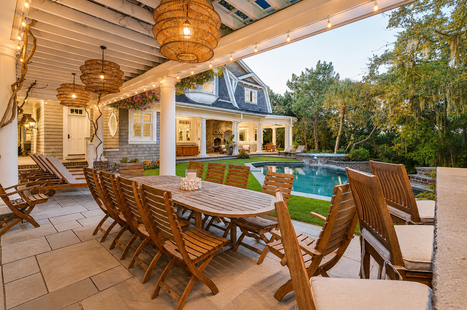 Gull Island Manor - Outdoor Dining Area
