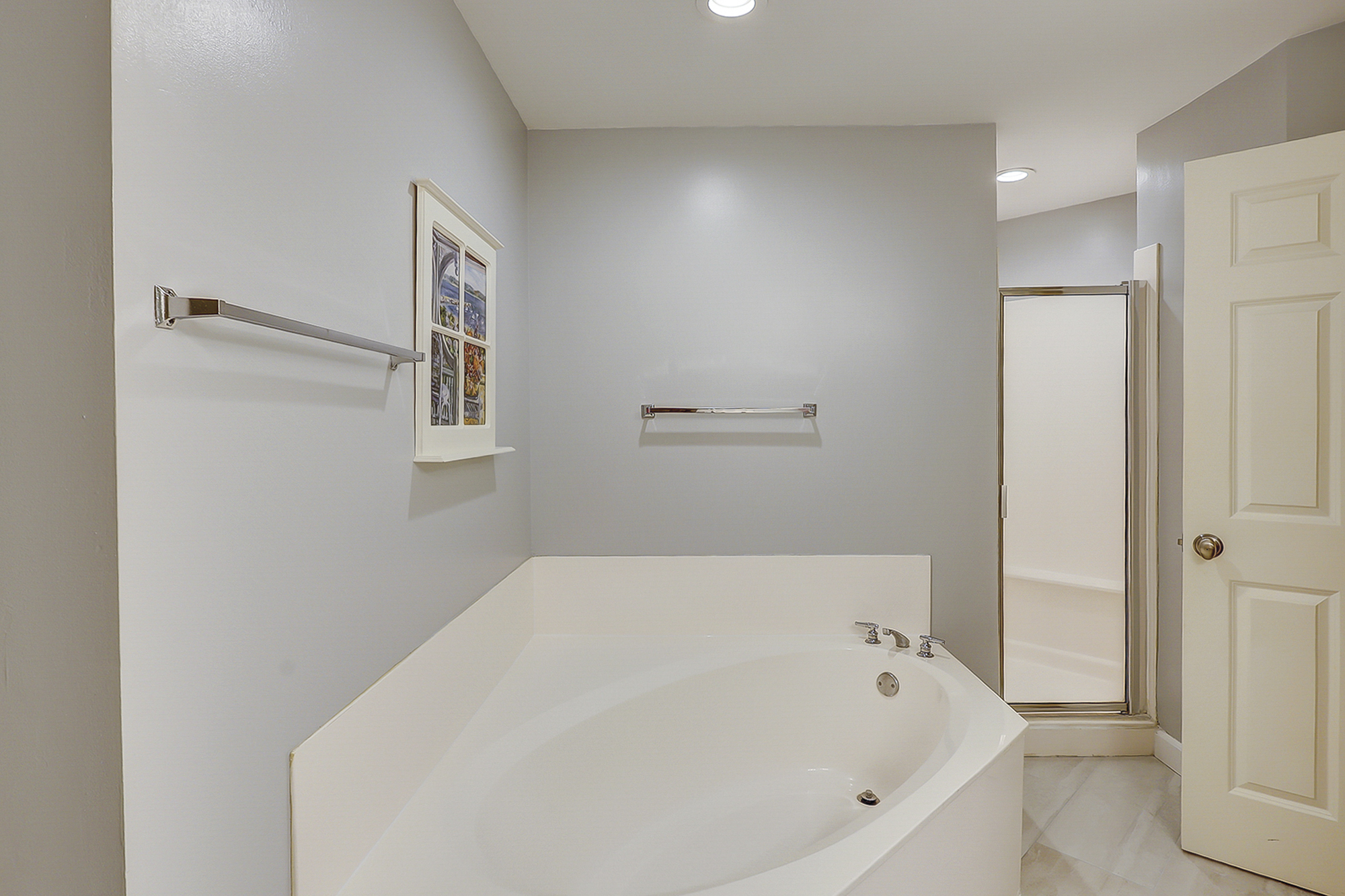 King Suite Full Bathroom