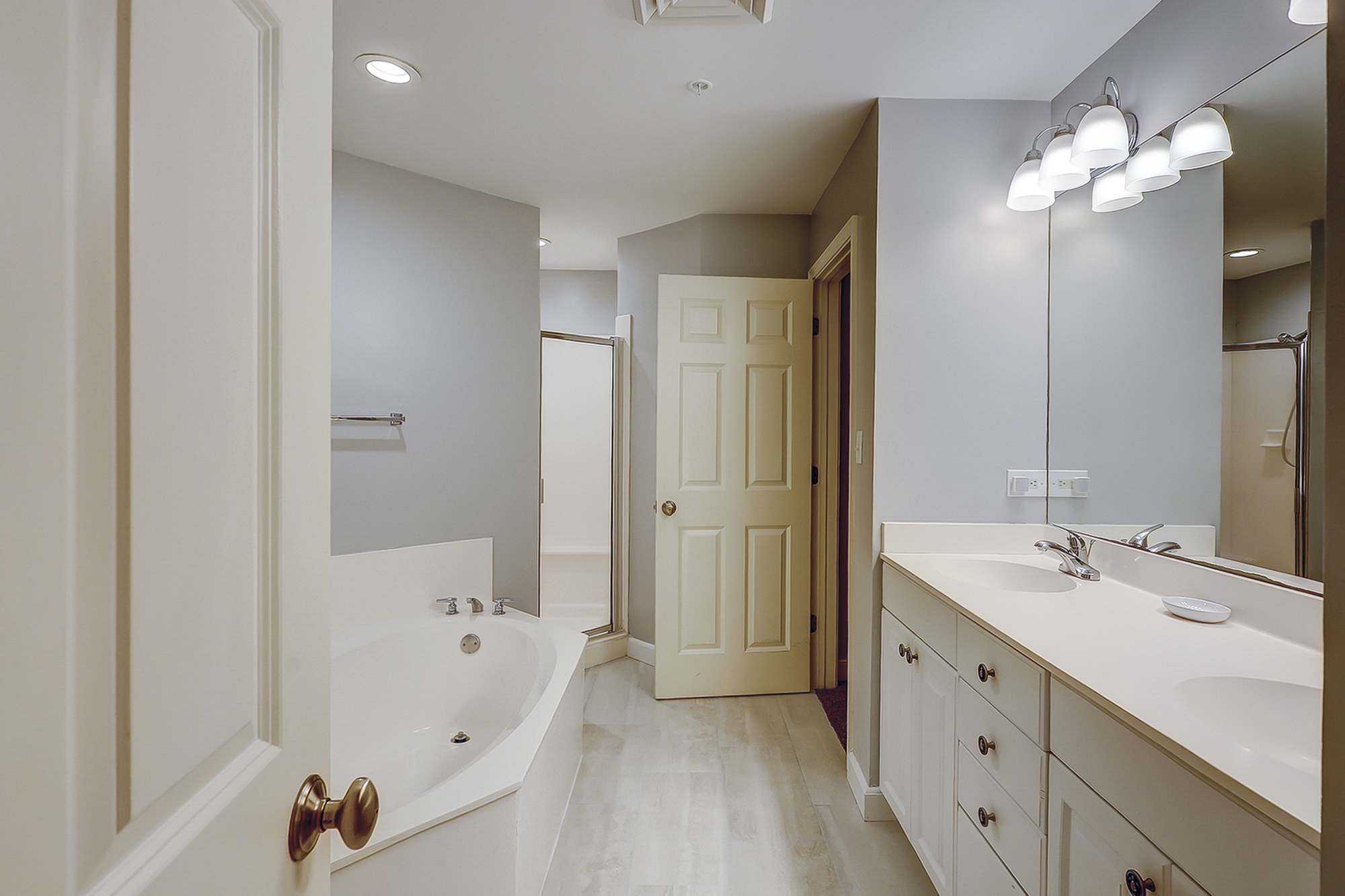 King Suite Full Bathroom