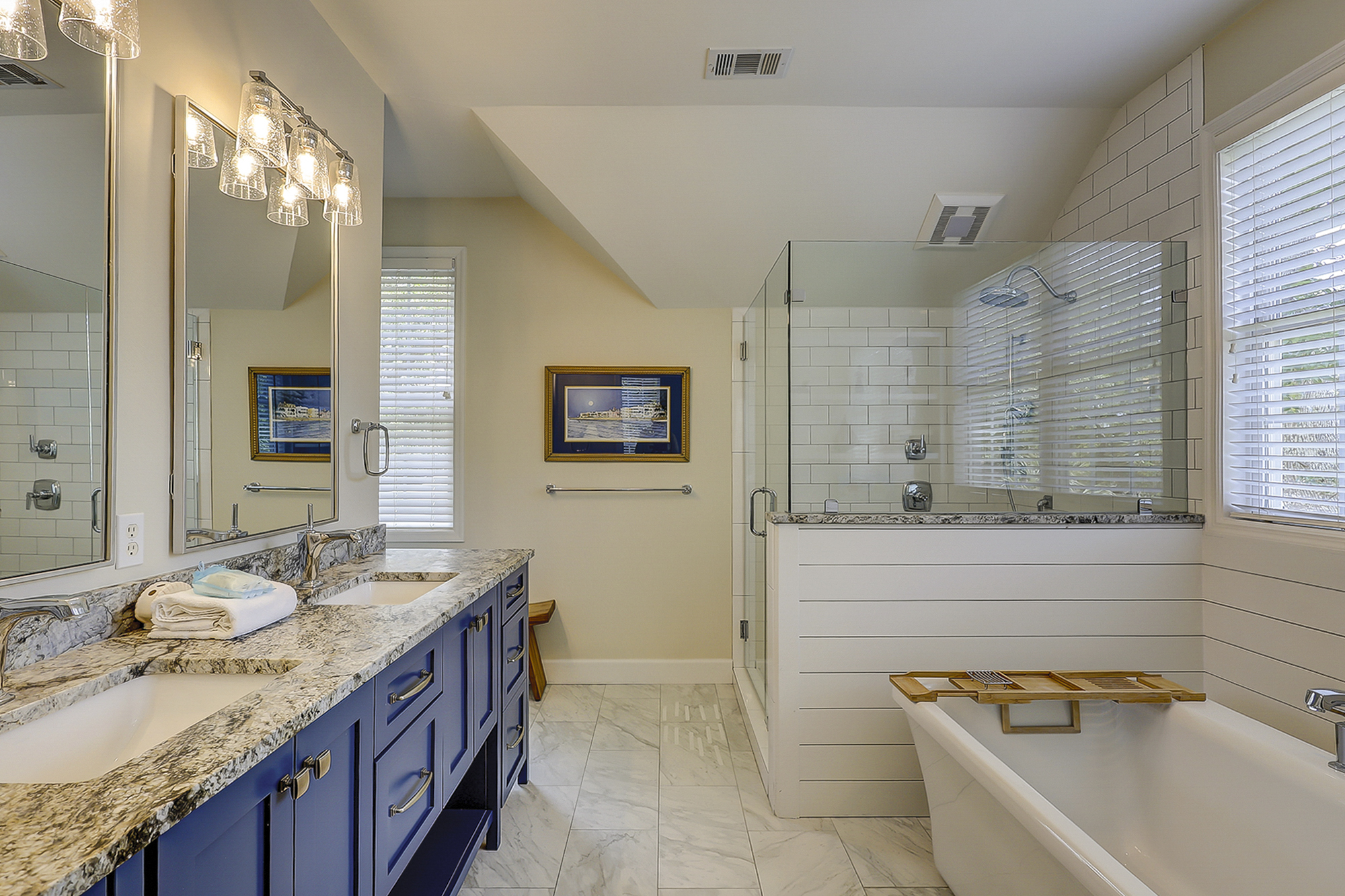 2nd Floor King Suite Full Bathroom