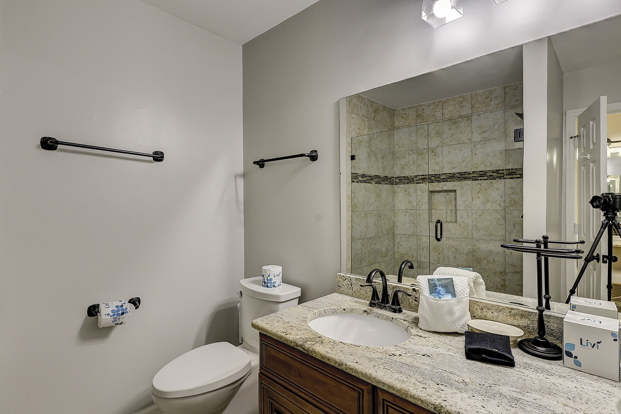 King Master Suite Full Bathroom