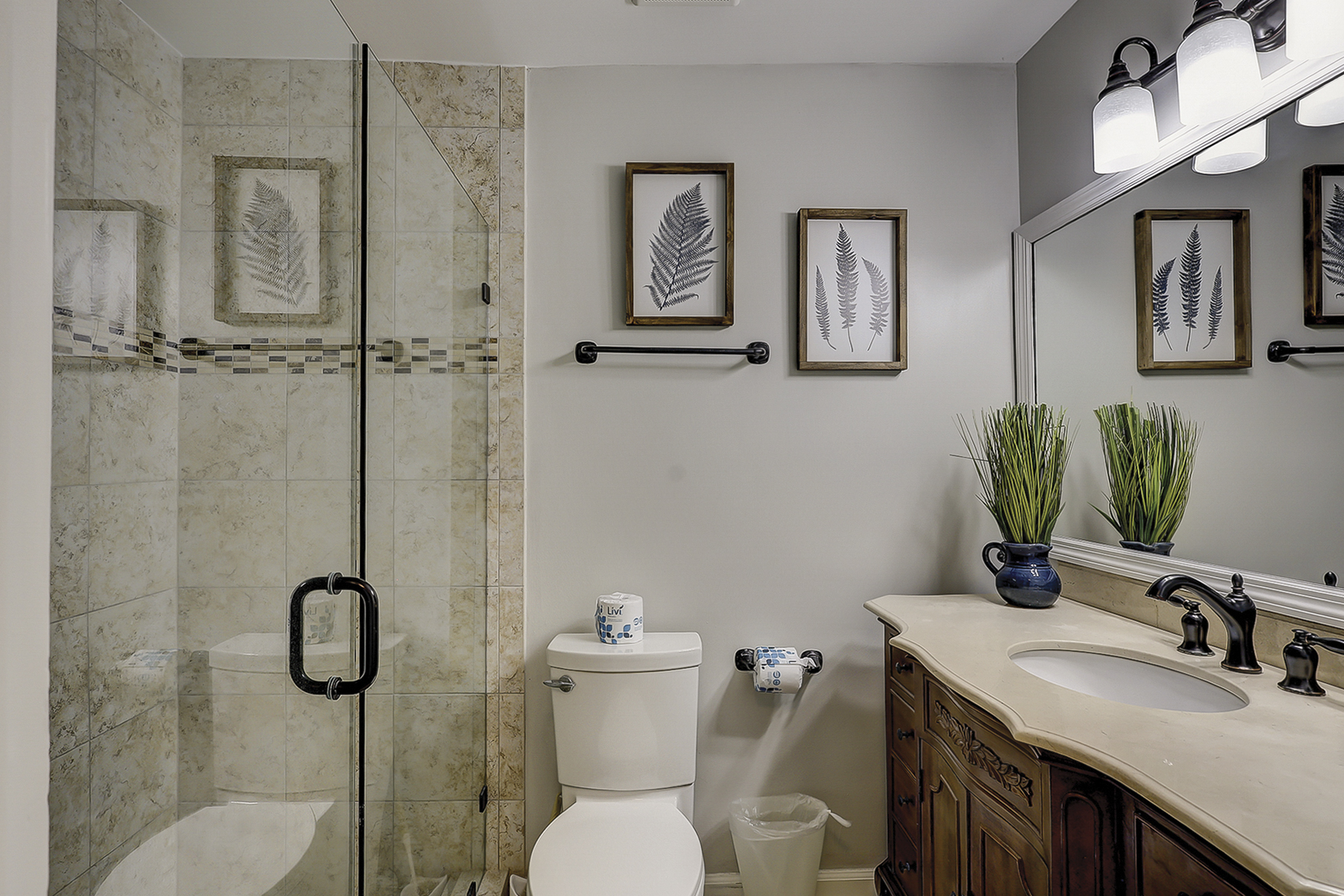 King Suite Full Bathroom