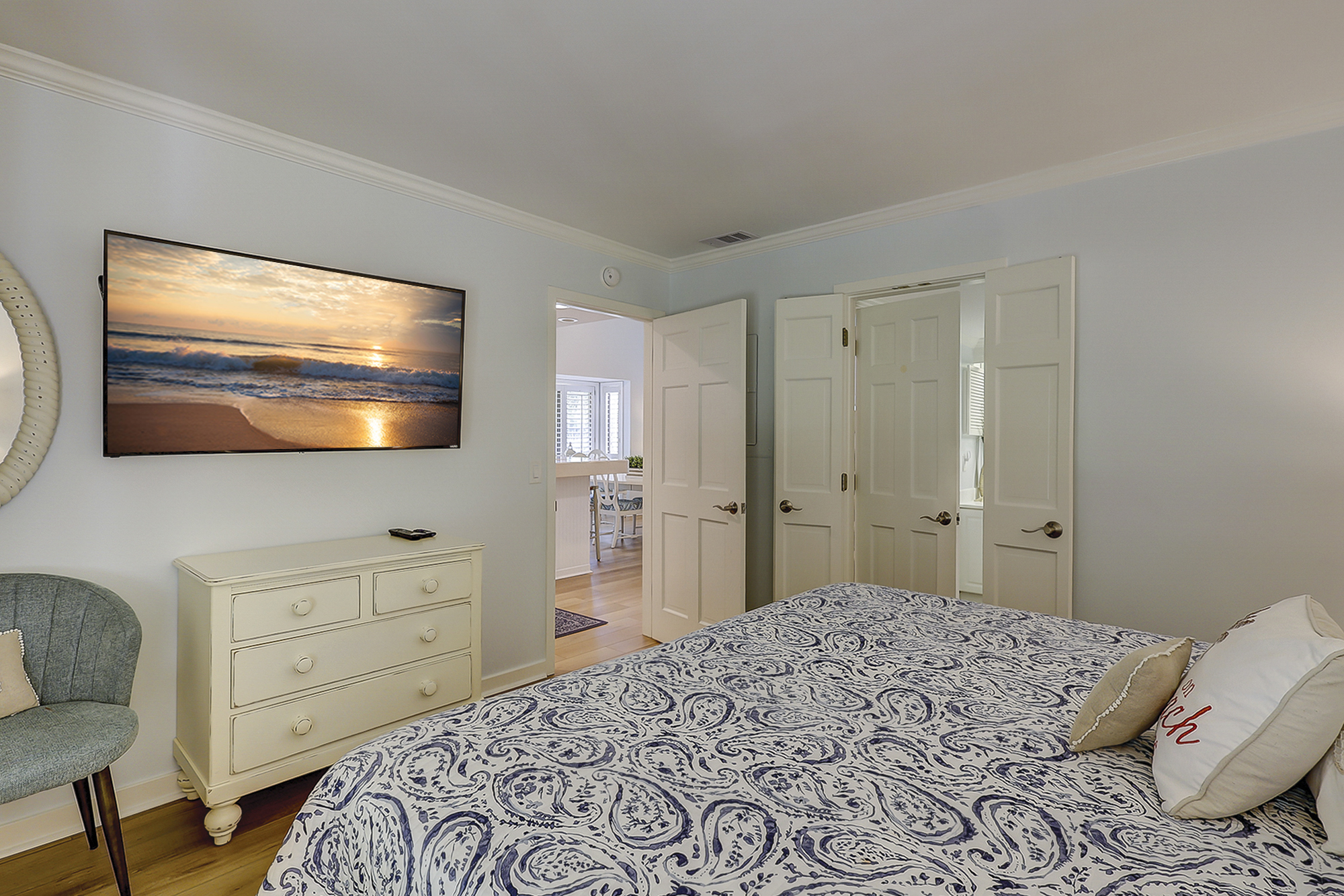 Main Floor King Suite