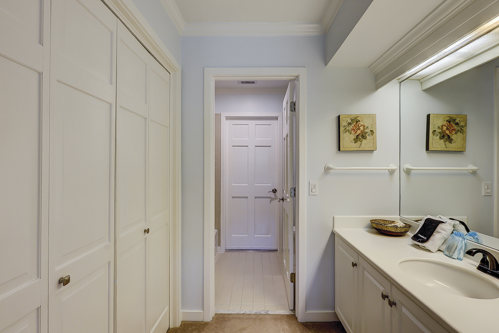 Queen Suite Full Bathroom