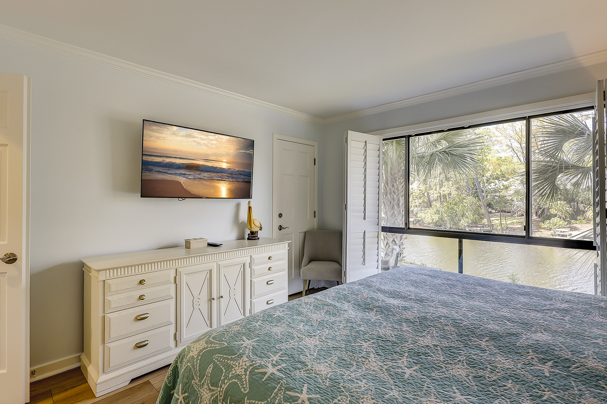 Main Floor King Suite