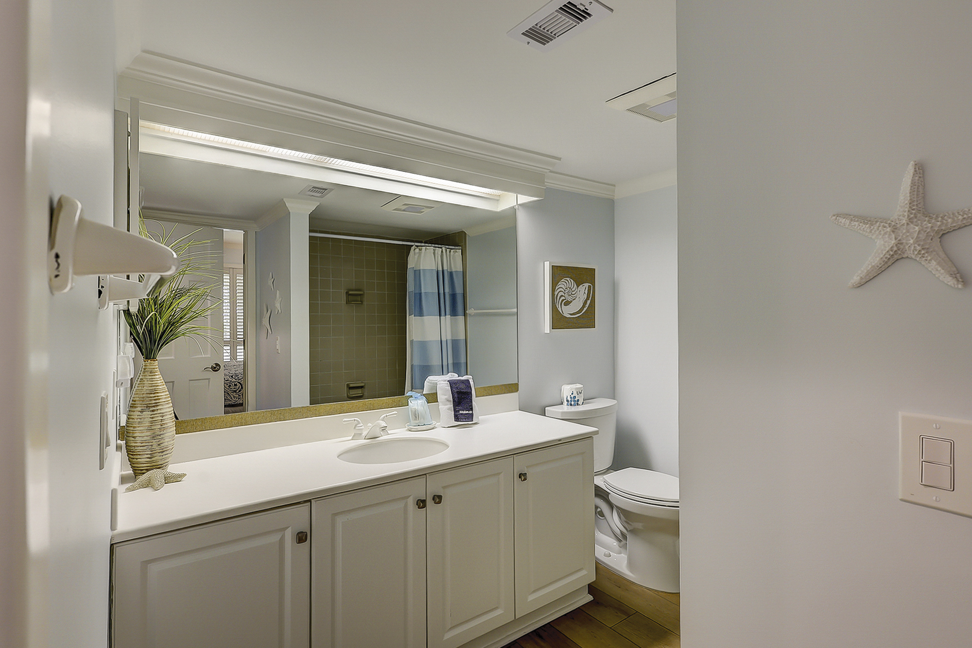 King Suite Full Bathroom