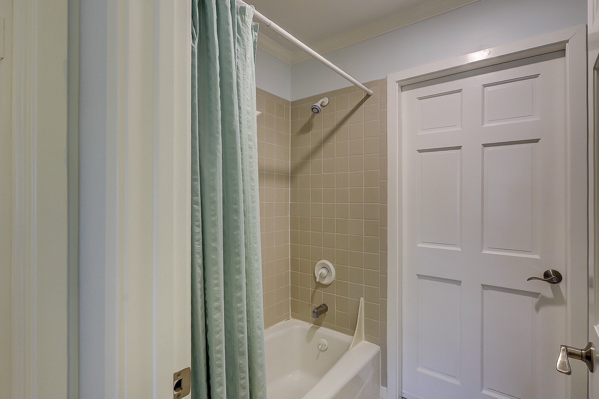 Queen Suite Full Bathroom