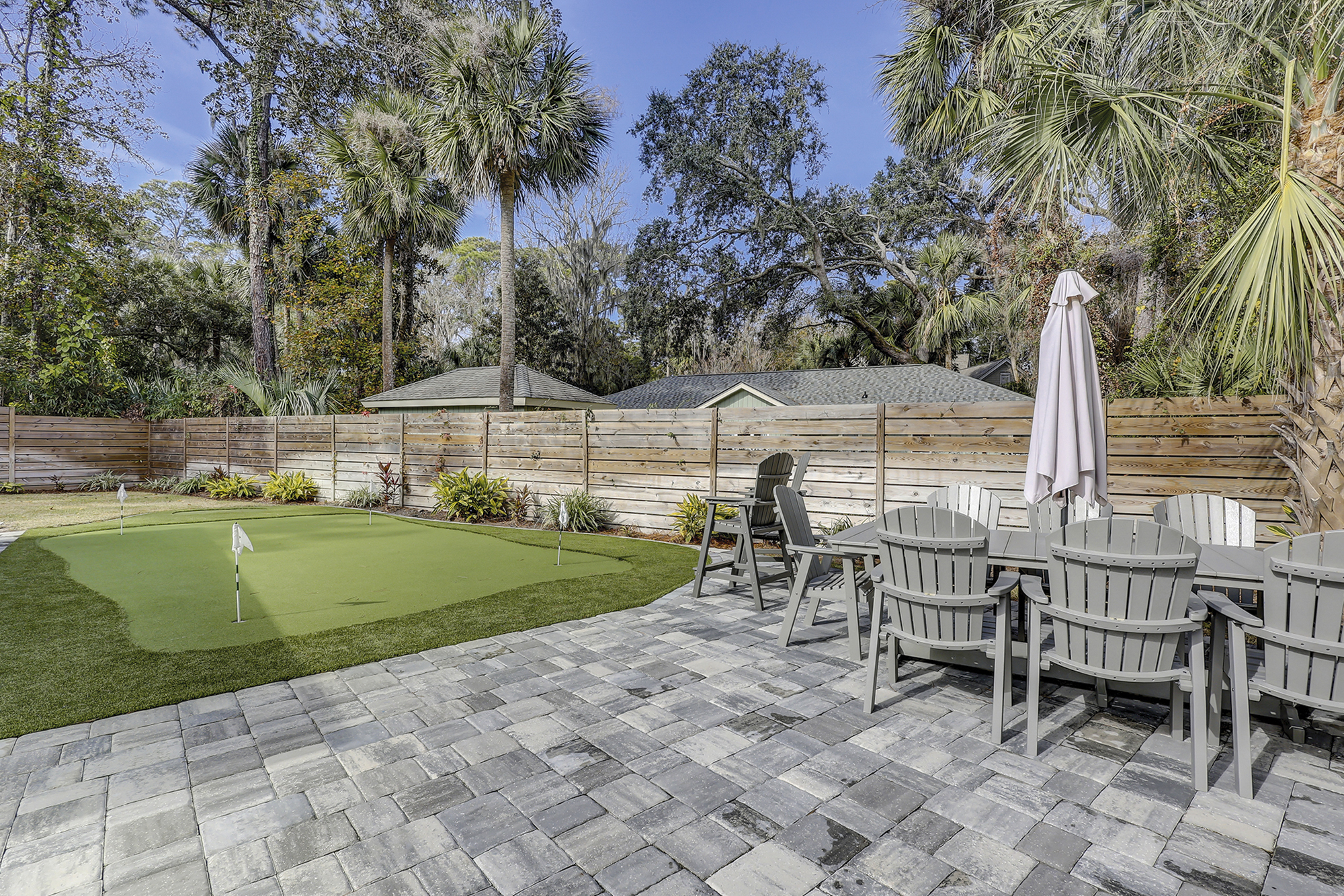 Outdoor Dining Area & Putting Green