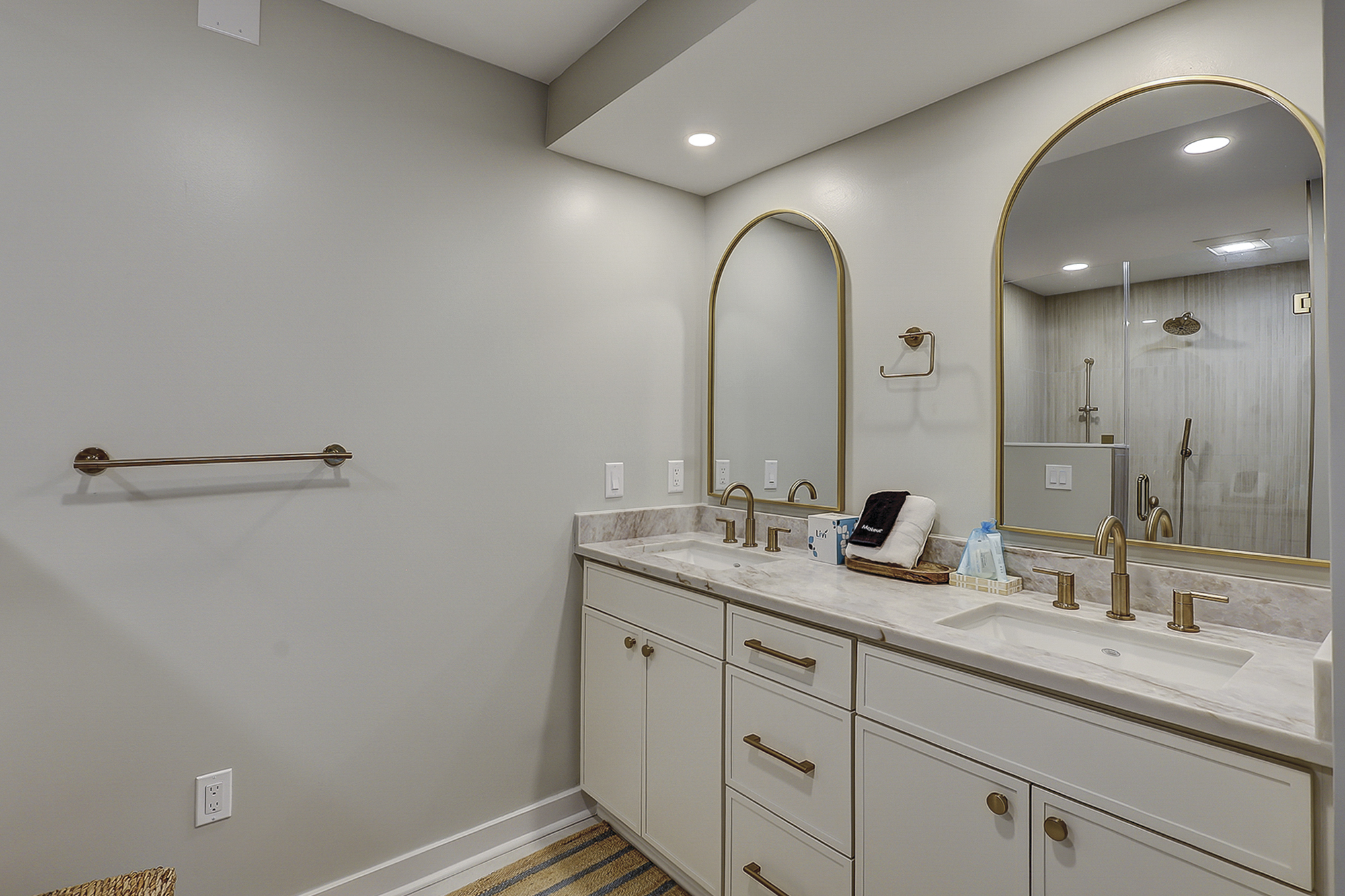 King Suite Full Bathroom