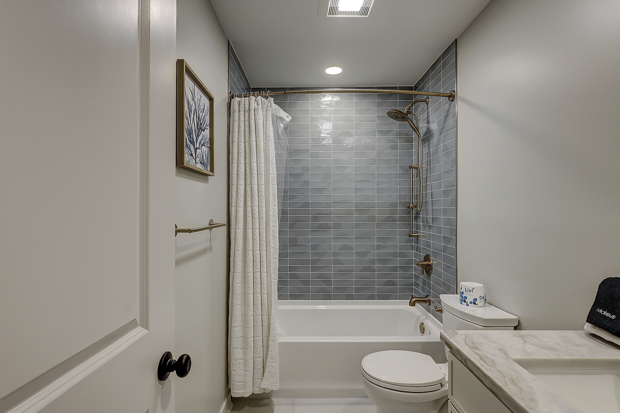 Guest Suite Full Bathroom