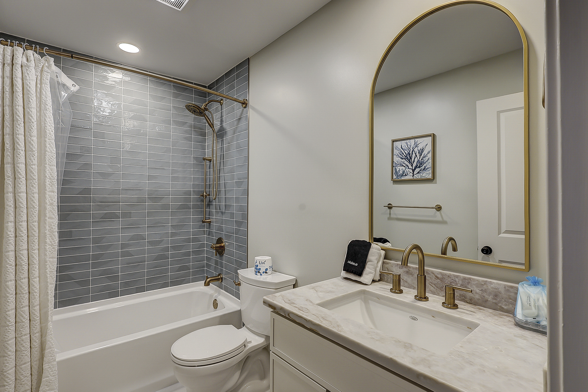 Guest Suite Full Bathroom