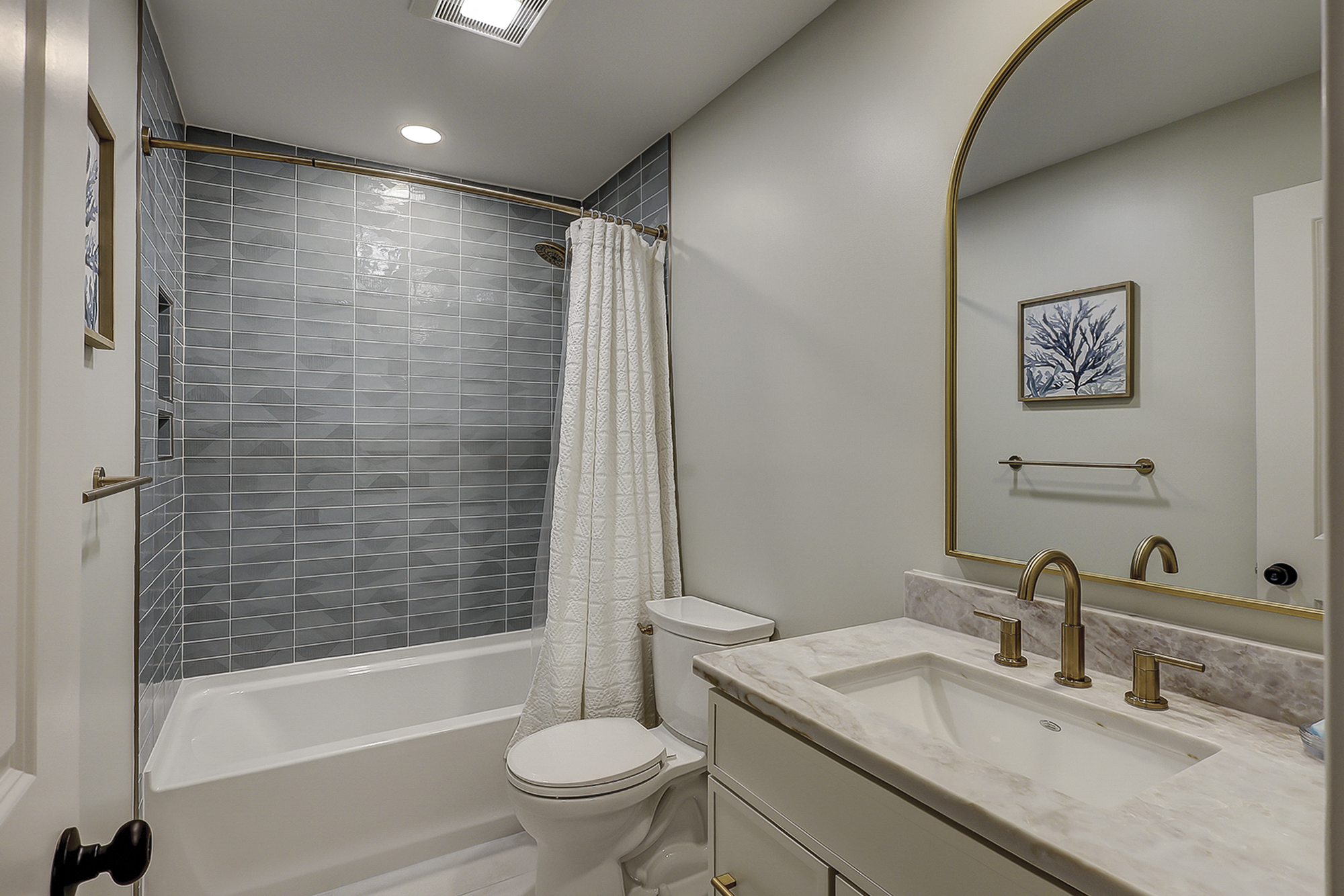 Guest Suite Full Bathroom