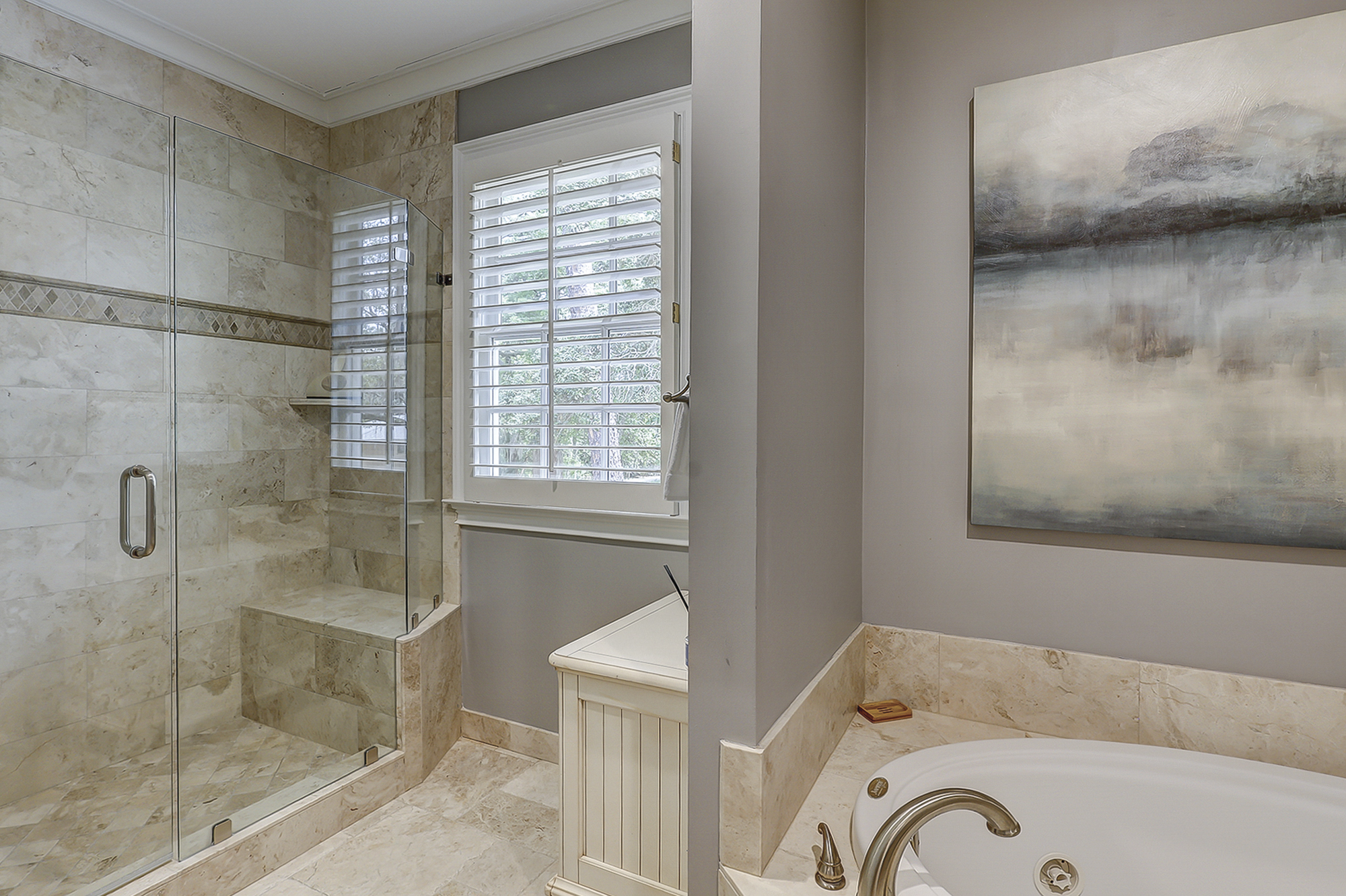 2nd Floor King Suite Full Bathroom