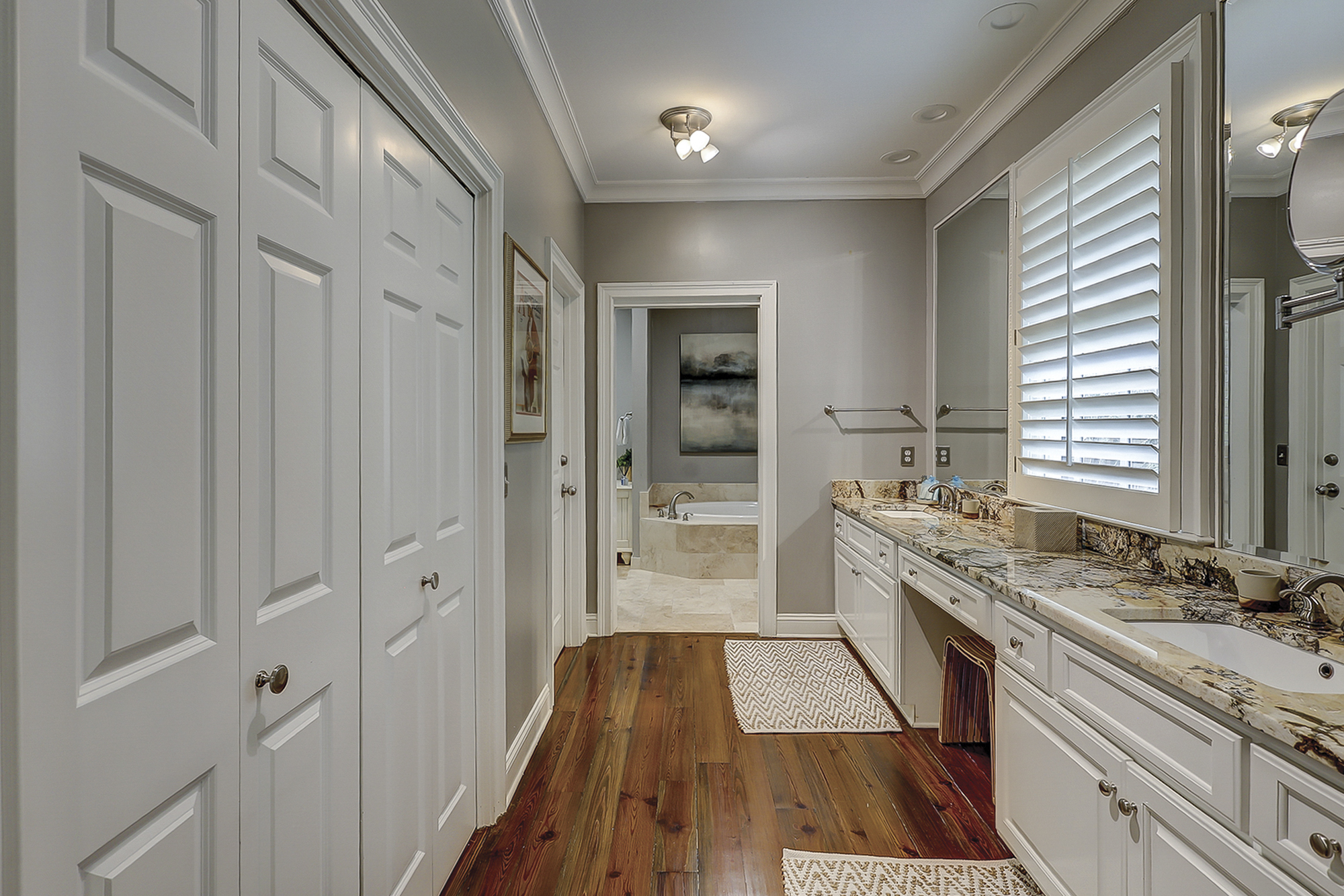 2nd Floor King Suite Full Bathroom