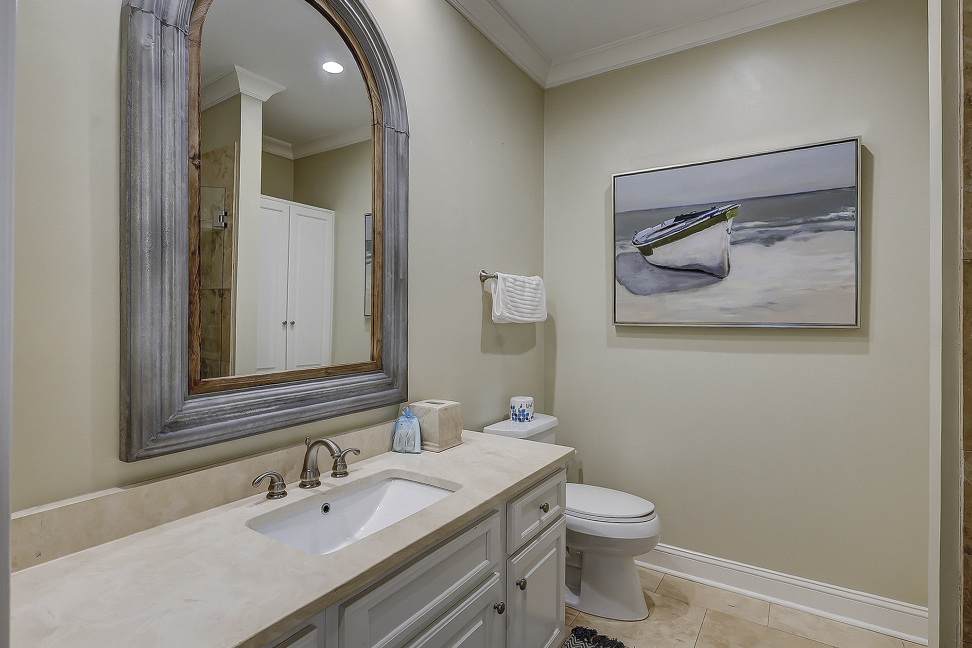 2nd Floor King Suite Full Bathroom