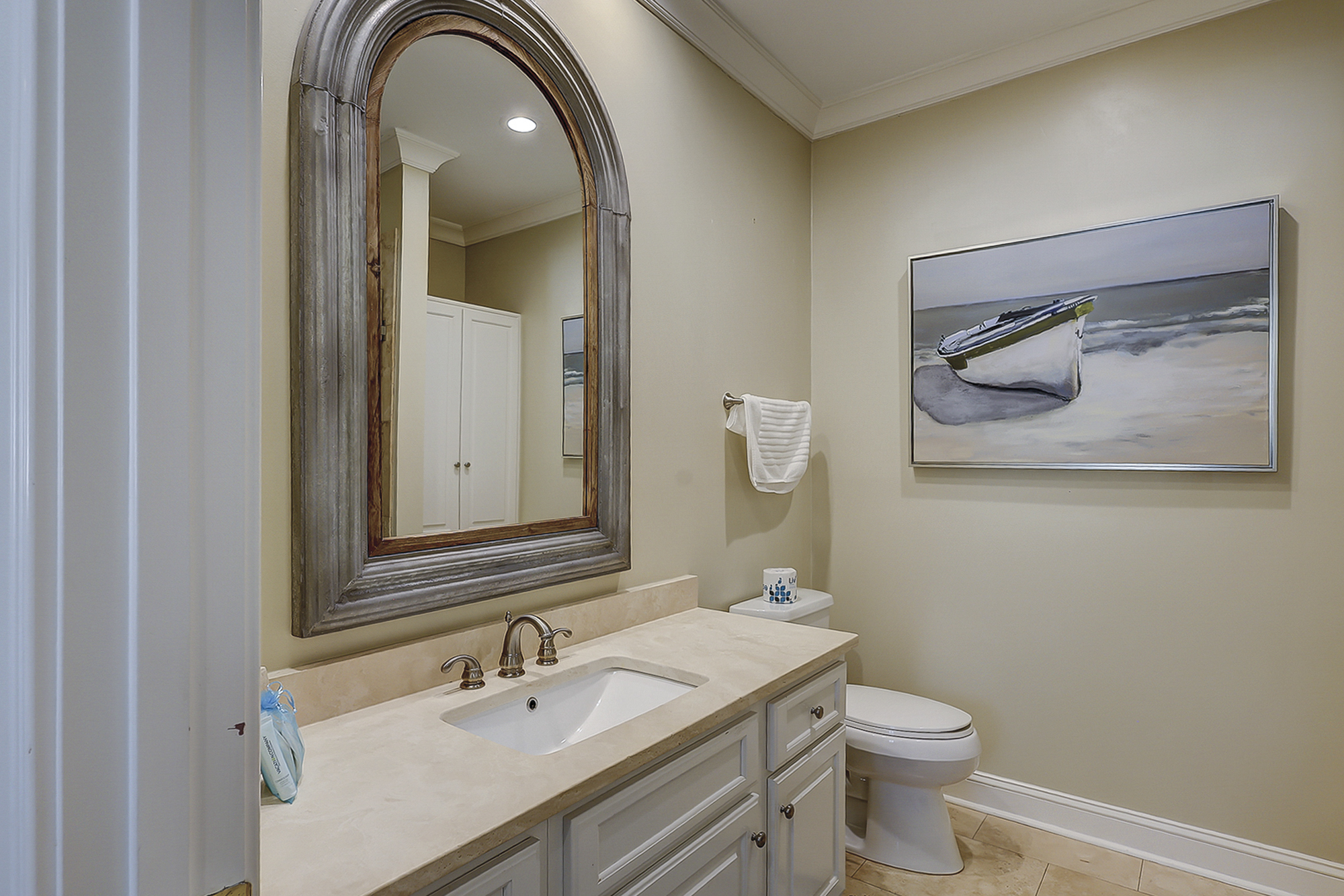 2nd Floor King Suite Full Bathroom