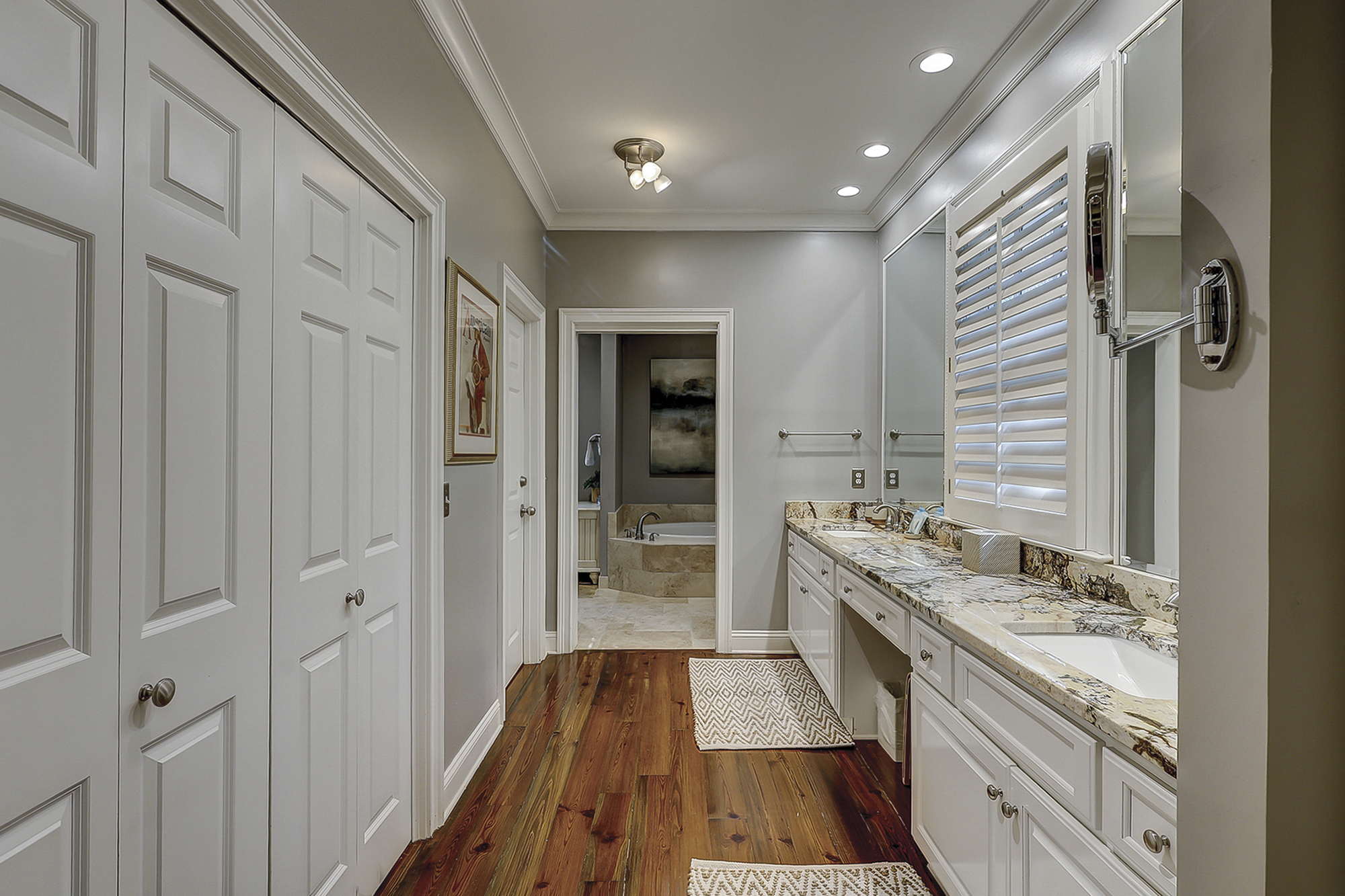 2nd Floor King Suite Full Bathroom