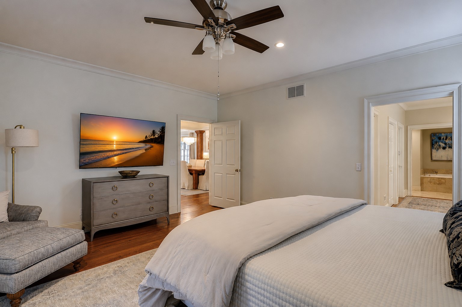 Main Floor Master King Suite