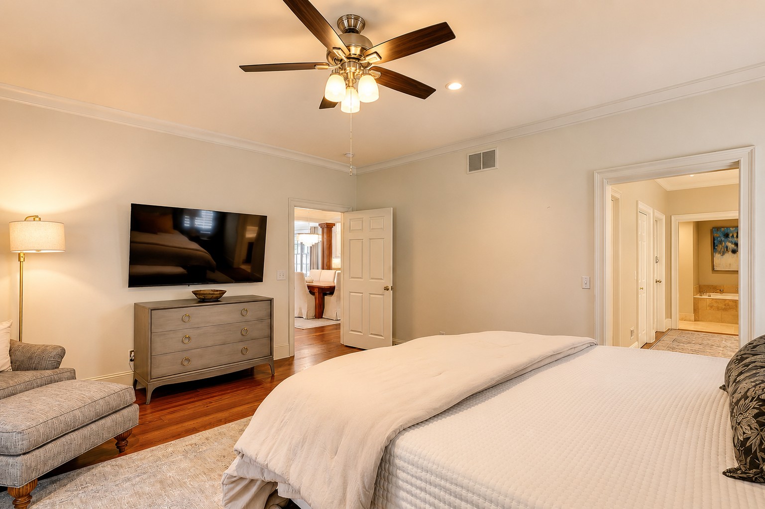 Main Floor Master King Suite