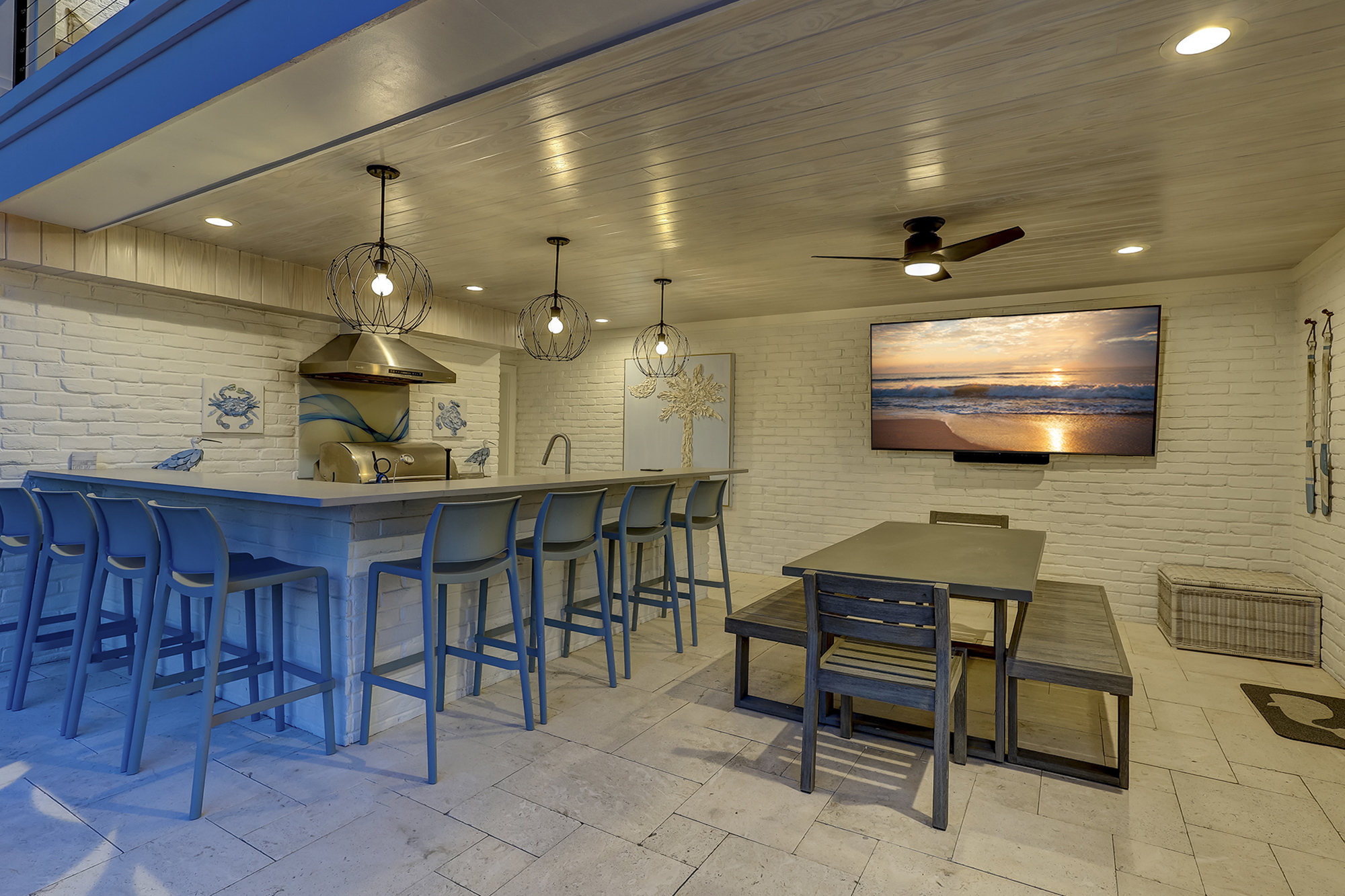 Outdoor Kitchen & Dining Area